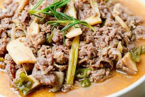 bulgogi, coreano alimento, bulgogi es preparado con carne de vaca ese tiene estado marinado en soja salsa, Miel, picado verde cebolla, ajo, sésamo semillas, y pimienta, y luego A la parrilla. foto