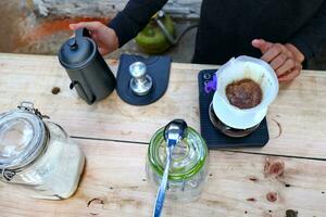 café es siendo vertido, demostración café gotas y bocanadas de vapor foto