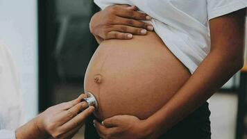 glücklich schwanger Frau Besuch Gynäkologe Arzt beim Krankenhaus oder medizinisch Klinik zum Schwangerschaft Berater. Arzt untersuchen schwanger Bauch zum Baby und Mutter Gesundheitswesen prüfen hoch. Gynäkologie Konzept. video