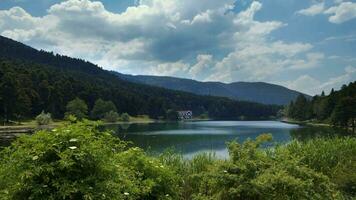 Lac maison et vert la nature temps laps video