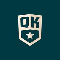 inicial qk logo estrella proteger símbolo con sencillo diseño vector