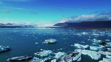 antenne in een baan om de aarde visie van glaciaal meer jokulsarlon in IJsland 4k 30 p video