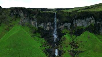 aérien en arrière vue de foutre une sidu cascade dans Islande 4k 30p video