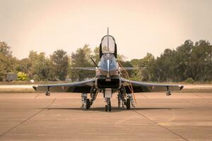 Nakhon Ratchasima, Tailandia noviembre 27, 2015 - F 16 quejarse y agosto Primero acrobático equipo comprometido en acrobacia. foto