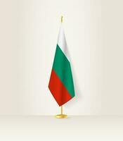 Bulgaria bandera en un bandera pararse. vector