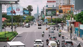 ocupado tráfego durante ensolarado dia e colorida perspectiva dentro Saigon rua com numerosos hotel, Barra e fazer compras placa Pranchas, lotado com pessoas, motos video