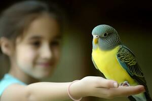 linda periquito polluelo en el mano de pequeño muchacha. concepto de mascota pájaro. foto