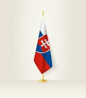 Eslovaquia bandera en un bandera pararse. vector