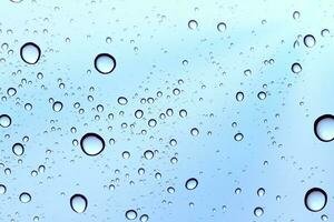 agua soltar cielo llamarada en vaso espejo antecedentes. foto