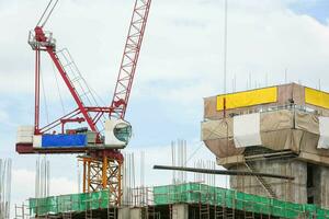 grua trabajando edificio en ciudad en cielo. foto