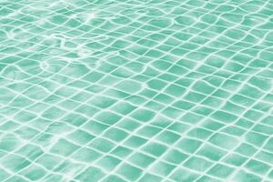 ligero verde jade nadando piscina agua textura reflexión. foto