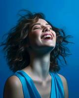 un mujer riendo con su pelo soplo en el viento generativo ai foto