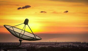 satélite plato en el ciudad en puesta de sol. foto