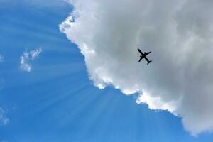 silueta de avión en el cielo llamarada. foto