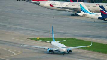 sochi, ryssland augusti 04, 2022 - passagerare plan boeing 737 av pobeda flygbolag taxning sochi flygplats, topp och främre se. turism och resa begrepp video