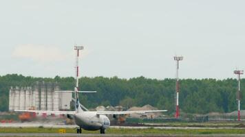 Nowosibirsk, Russisch Föderation Juli 15, 2022 - - Turboprop von utair Flugzeug Geschwindigkeit oben und nehmen aus beim Tolmachewo Flughafen, Seite Aussicht video