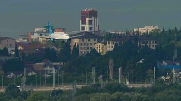 sotsji, Rusland juli 30, 2022 - passagier vlak boeing 737 van pobeda luchtvaartmaatschappijen naderen voordat landen Bij Sotsji luchthaven, lang schot. toerisme en reizen concept video