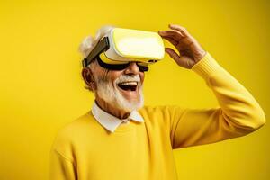 un antiguo hombre vistiendo un amarillo suéter y participación un virtual realidad auriculares foto