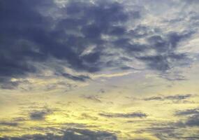 cielo puesta de sol paisaje,fondo ya sea es el calentar matices de un amanecer o atardecer, reluciente reflexión de el Dom en el nubes, el cielo y nubes tener el poder a inspirar sentimientos de temor y preguntarse foto