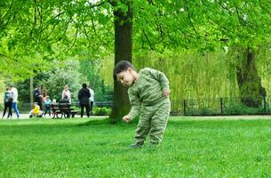 linda asiático pakistaní bebé es disfrutando el hermosa soleado día a Wardown niños y público parque de lutón pueblo de Inglaterra Reino Unido. bajo ángulo imagen estaba capturado en abril 03, 2023 foto