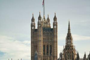 hermosa bajo ángulo ver de histórico grande ben reloj torre desde río Támesis y Londres ojo, Westminster central Londres, Inglaterra genial Bretaña, Reino Unido. imagen capturado durante nublado día de agosto 2do, 2023 foto