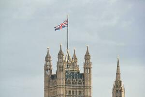 hermosa bajo ángulo ver de histórico grande ben reloj torre desde río Támesis y Londres ojo, Westminster central Londres, Inglaterra genial Bretaña, Reino Unido. imagen capturado durante nublado día de agosto 2do, 2023 foto