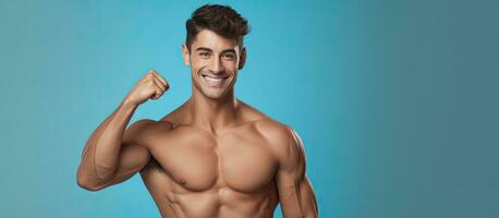 ajuste joven hombre con fuerte músculos sonriente y señalando aislado en azul antecedentes foto