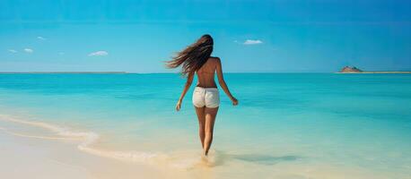 contento mujer corriendo a el calma Oceano agua durante un bikini playa vacaciones exudando un sensación de libertad y felicidad esta alto calidad foto vitrinas un