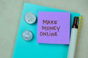 concepto de hacer dinero en línea escribir en libro con indonesio moneda aislado en de madera mesa. foto