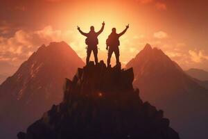 silueta de el equipo en parte superior de montaña. liderazgo concepto, puesta de sol en el montañas, ai generar foto