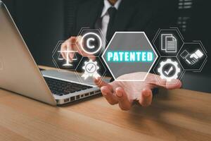 patentar concepto, persona mano participación patentado icono en virtual pantalla, patentar derechos de autor ley negocio tecnología concepto. foto