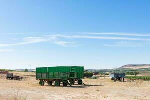 remolques para agricultura en azul cielo campo trabajo foto