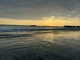 puesta de sol en la playa foto