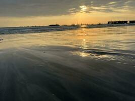 puesta de sol en la playa foto