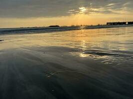 puesta de sol en la playa foto