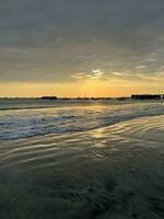 puesta de sol en la playa foto