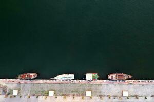 aéreo ver por zumbido de yates o pequeño barcos yate y barcos son amarrado a el muelle. estacionamiento foto