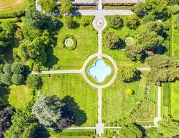 un hermosa aéreo ver a el parte de parque y jardín en histórico castillo Salem a lago constancia, bodensee. foto