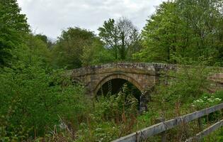 escénico Roca puente con arco en Bretaña en un primavera día foto