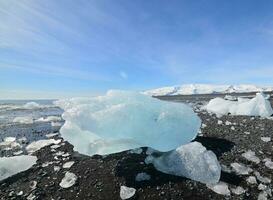 glacial hielo en negro arena en Islandia foto