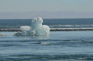 en Islandia un hermosa iceberg flotante en el laguna foto