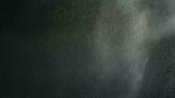 água spray poeira em Sombrio fundo. pulverização névoa efeito isolado em Preto fundo. video