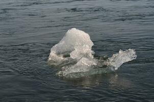 frio foto de un pedazo de glaciar en el agua