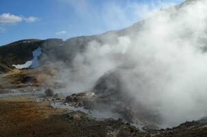 humeante fumarolas en paisaje en hveragerdi Islandia foto