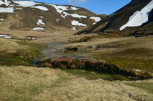 devanado caliente primavera río en un Valle rodeado por montañas foto