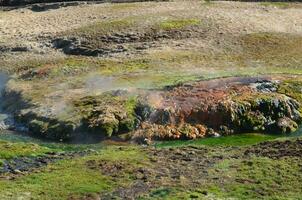 natural caliente primavera río con mineral depósitos en Islandia foto