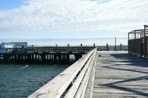 de madera muelle con resistido madera tablones en plymouth foto