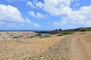 suciedad calzada a lo largo el costa de aruba foto