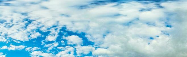 alto ángulo panorámico ver de vistoso cielo y nubes durante hermosa amanecer terminado lutón ciudad de Inglaterra genial Bretaña. imagen estaba capturado en agosto 8, 2023 con drones cámara. foto