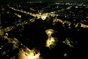 alto ángulo imágenes de central lutón ciudad de Inglaterra durante noche. iluminado lutón ciudad estaba capturado con drones cámara en agosto 14, 2023 durante noche foto